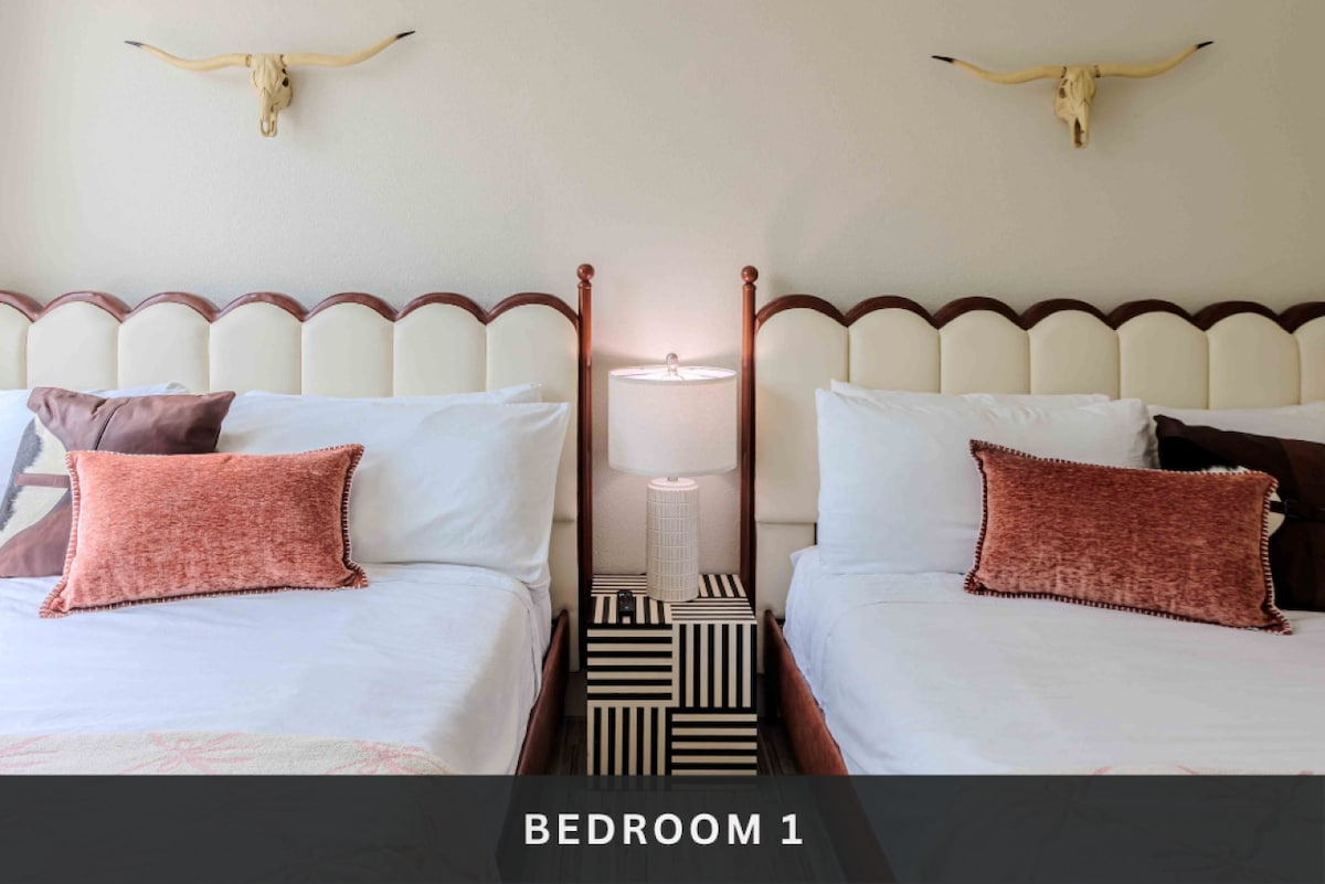 1号卧室配备两张标准双人床，配备酒店品质的床上用品、智能电视，还可以选择添加一张双人折叠床