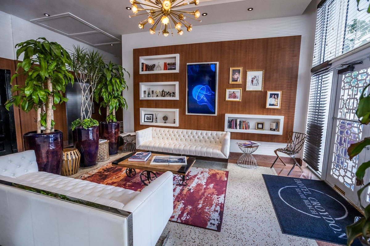 Stylish Room, Queen Bed, Pool, Sundeck, Restaurant