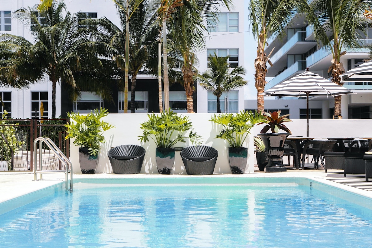 Stylish Room, Queen Bed, Pool, Sundeck, Restaurant