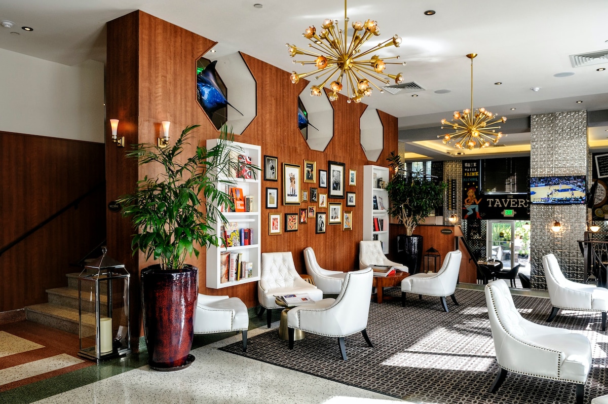 Stylish Room, Queen Bed, Pool, Sundeck, Restaurant