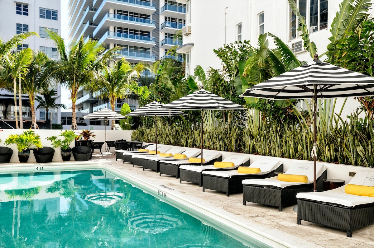 Upscale, 2 Queen Beds, Pool, Sundeck, Beach Across
