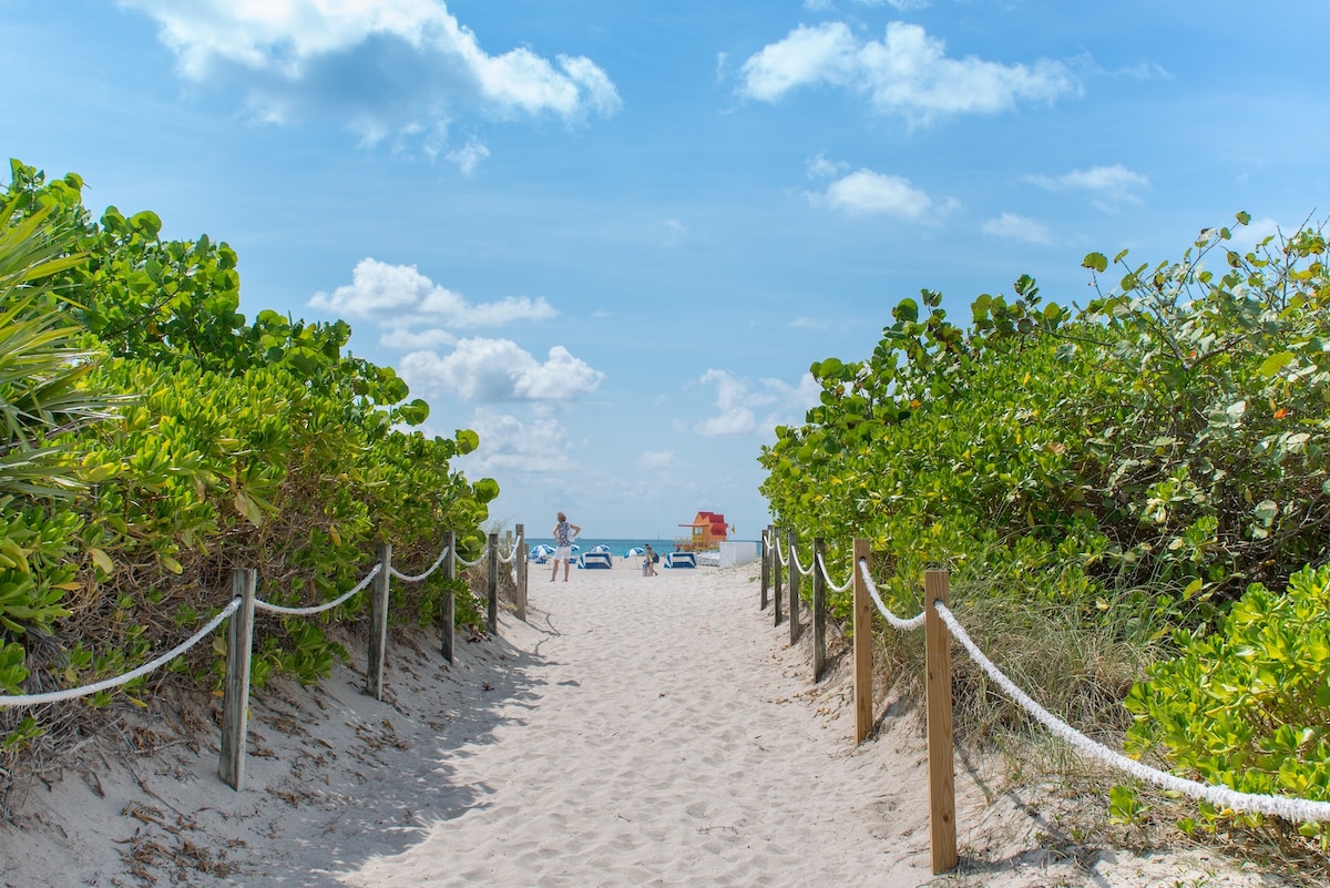 Upscale, 2 Queen Beds, Pool, Sundeck, Beach Across