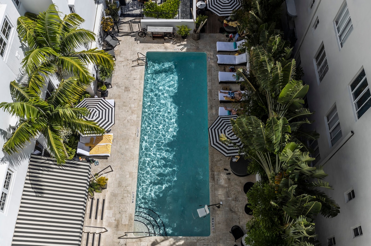 Upscale, 2 Queen Beds, Pool, Sundeck, Beach Across