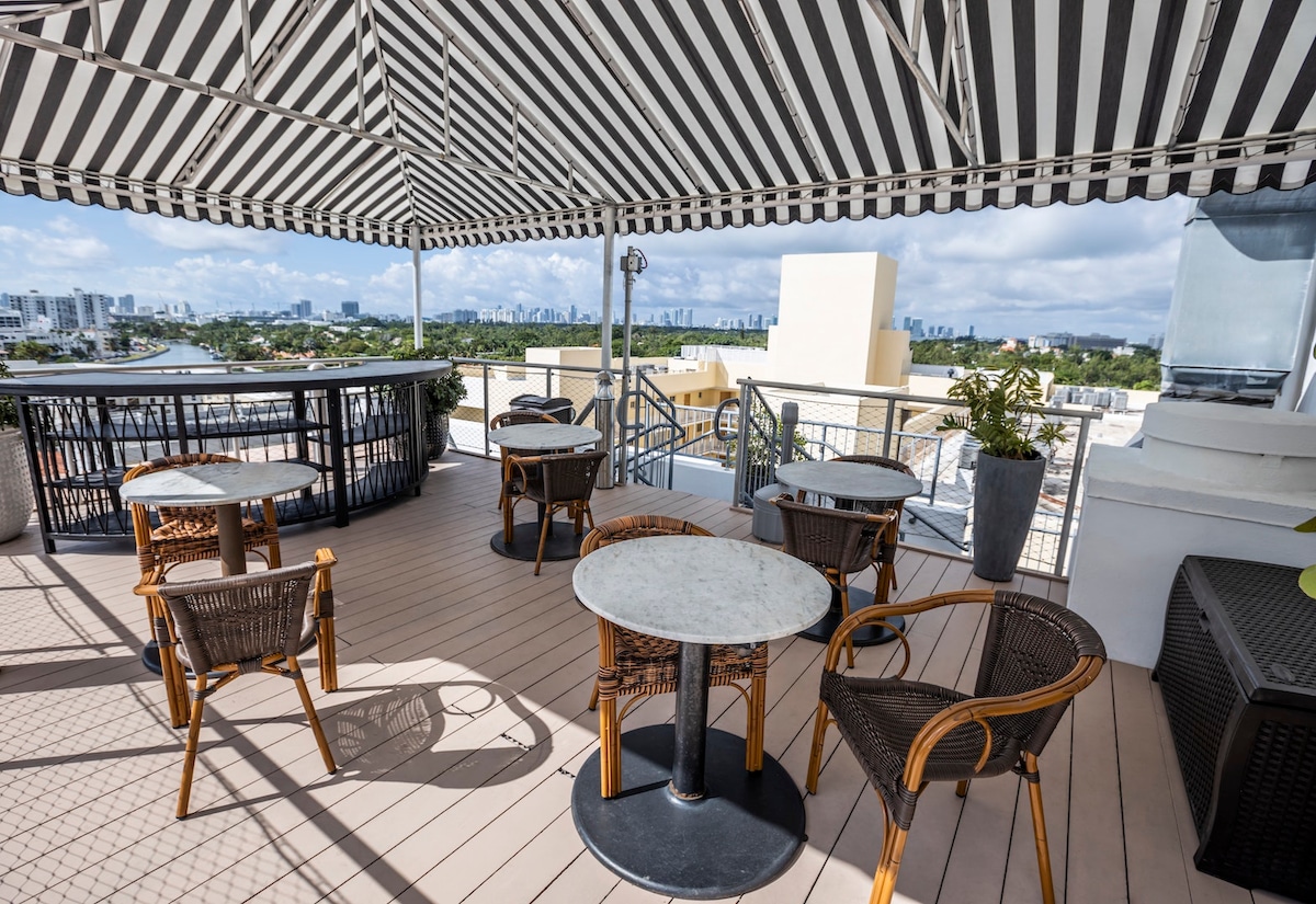 Upscale, 2 Queen Beds, Pool, Sundeck, Beach Across