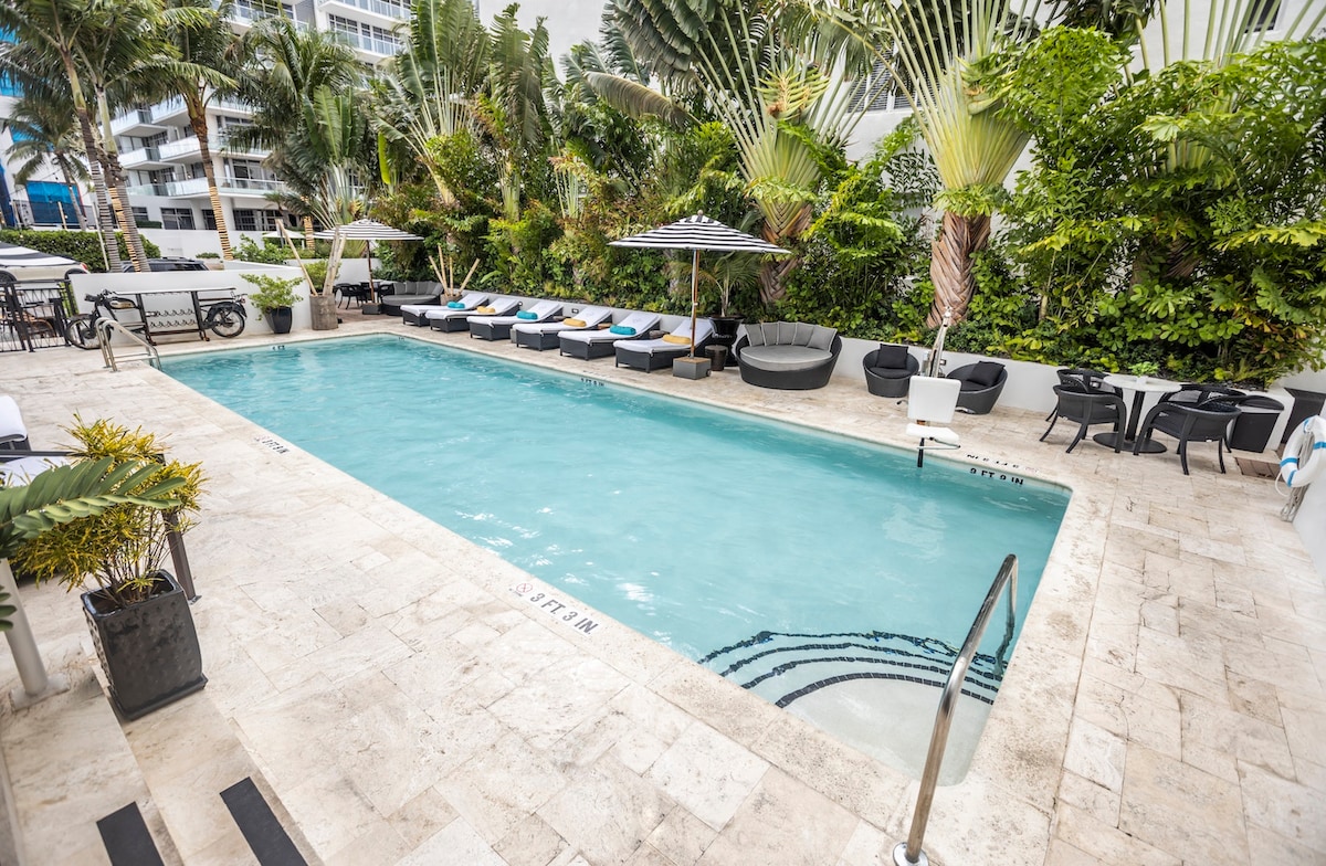 Upscale, 2 Queen Beds, Pool, Sundeck, Beach Across