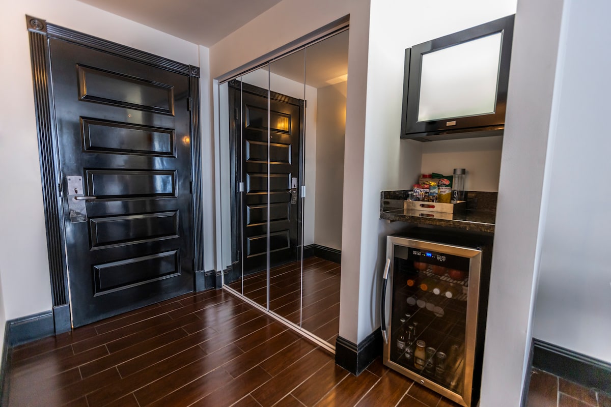 Upscale, 2 Queen Beds, Pool, Sundeck, Beach Across