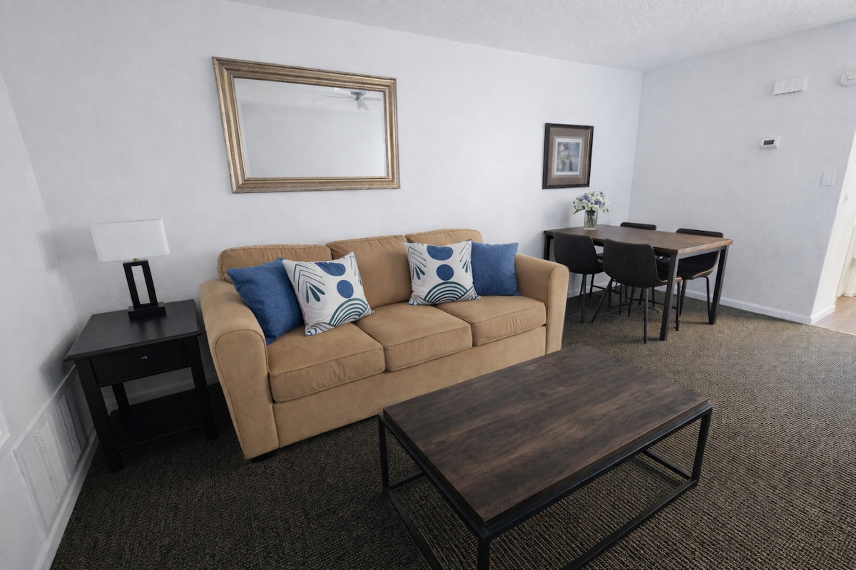 סלון | טלוויזיה עם מסך שטוח | שולחן אוכל | ספה נפתחת