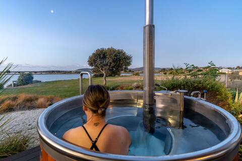 Stargazers Lux Waterfront w Hot tub 2bed, 1 bath.