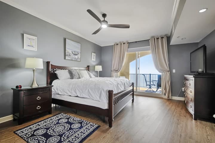 ห้องนอนใหญ่, เตียงคิงไซส์, ห้องน้ำในตัว, ตู้เสื้อผ้าแบบวอล์คอิน, ทางเข้าระเบียง, ทีวีโรคุขนาด 50 "