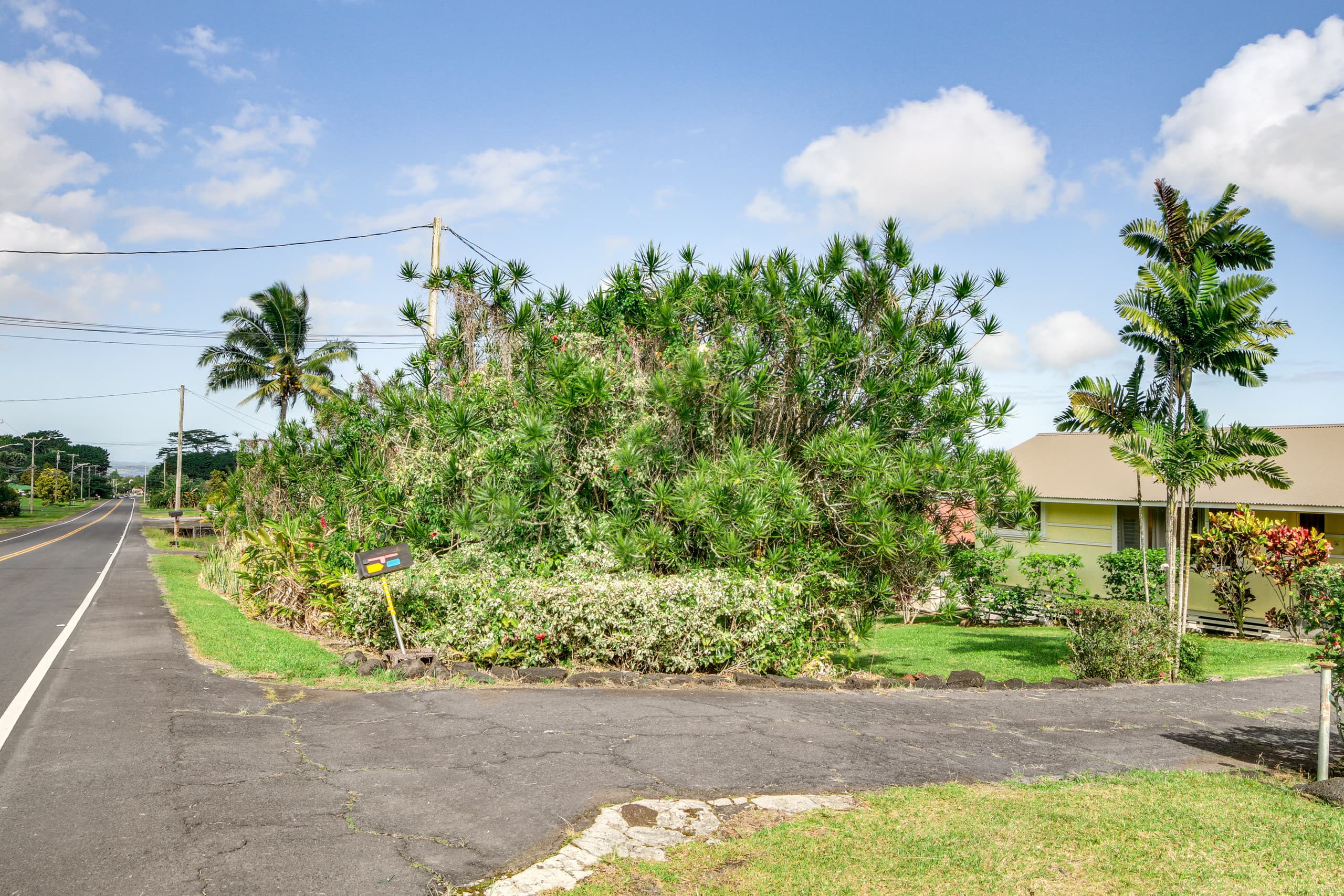 Home in Hilo · ★4.66 · 3 bedrooms · 3 beds · 2 shared baths - Image 32