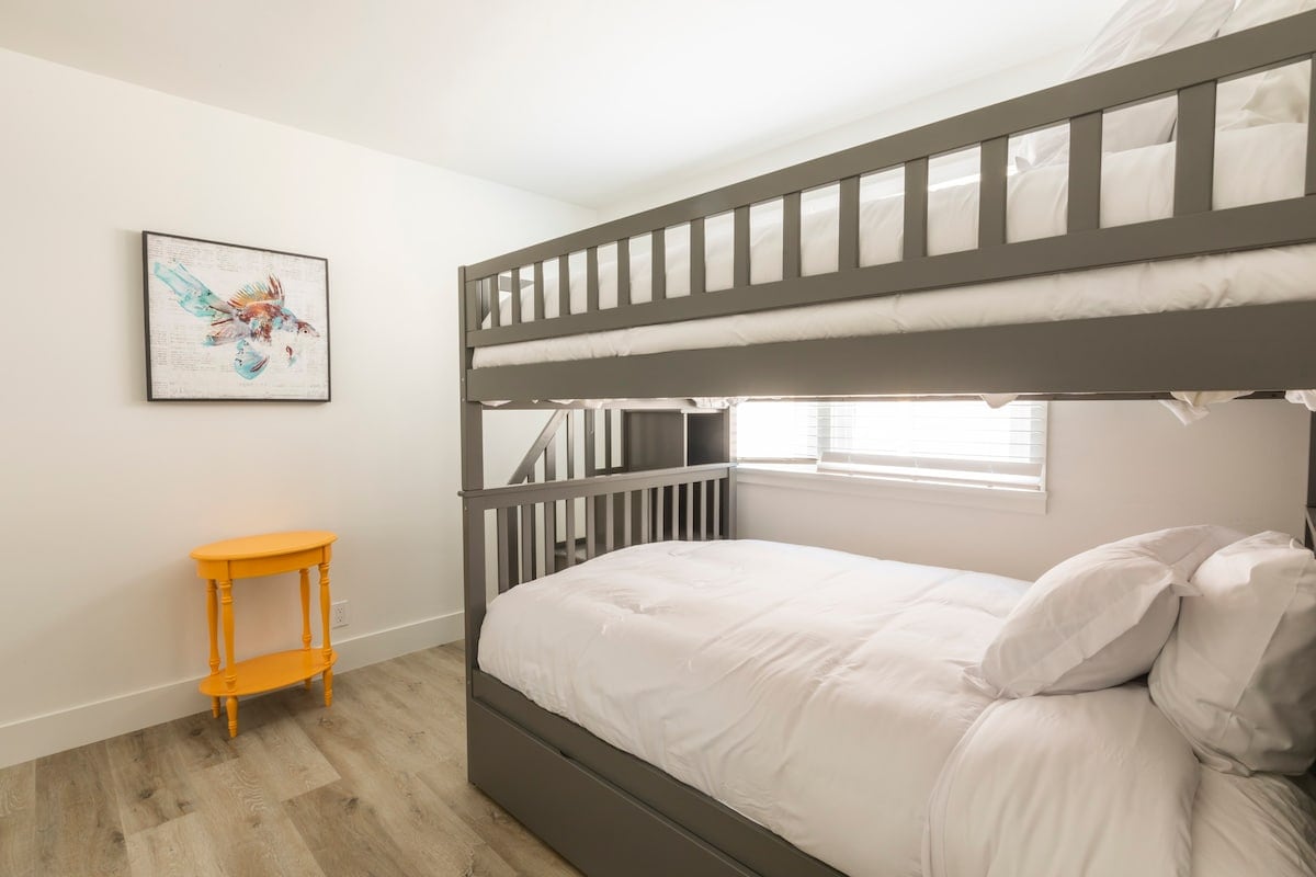 سرير بطابقين كاملين مع سرير مزدوج