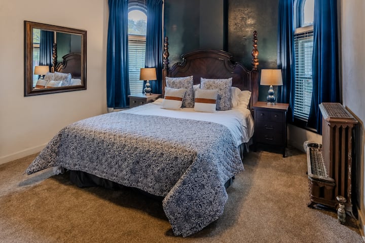 Godoro kubwa la California King, mikunjo ya kuzima, na joto la kifahari linalong 'aa kwa ajili ya starehe yako