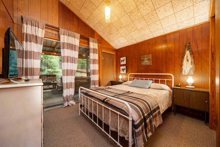 Џакузито ве чека веднаш зад стаклените врати на која било спална соба