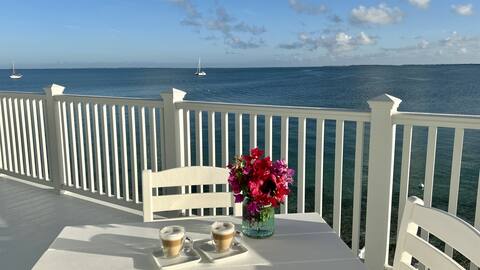 Brand NEW Oceanfront Villa with protected dockage