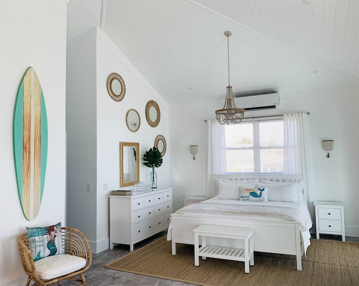 Vďaka odkrytým stropom v bahamskom štýle je vila veľmi priestranná, otvorená a krásna.