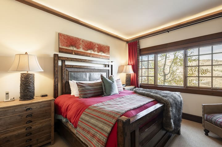 Spavaća soba Grand Master s bračnim krevetom, TV-om, privatnom kupaonicom i prekrasnim pogledom