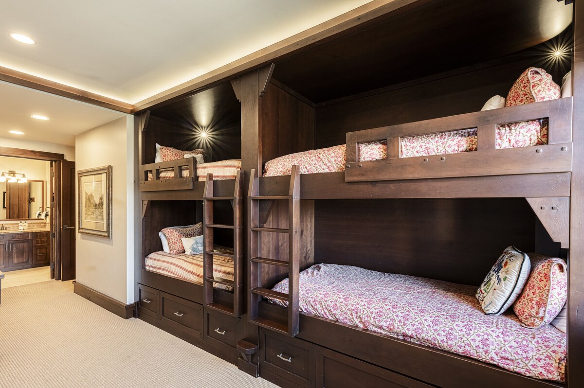 双层床房-内置定制樱桃木四人双层床-两张加大双人床，加大双人床上方配备一张单人床