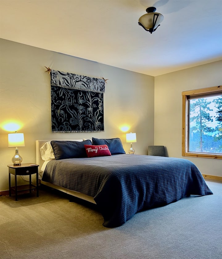 الجناح الرئيسي كبير جدًا ويتمتع بإطلالة رائعة