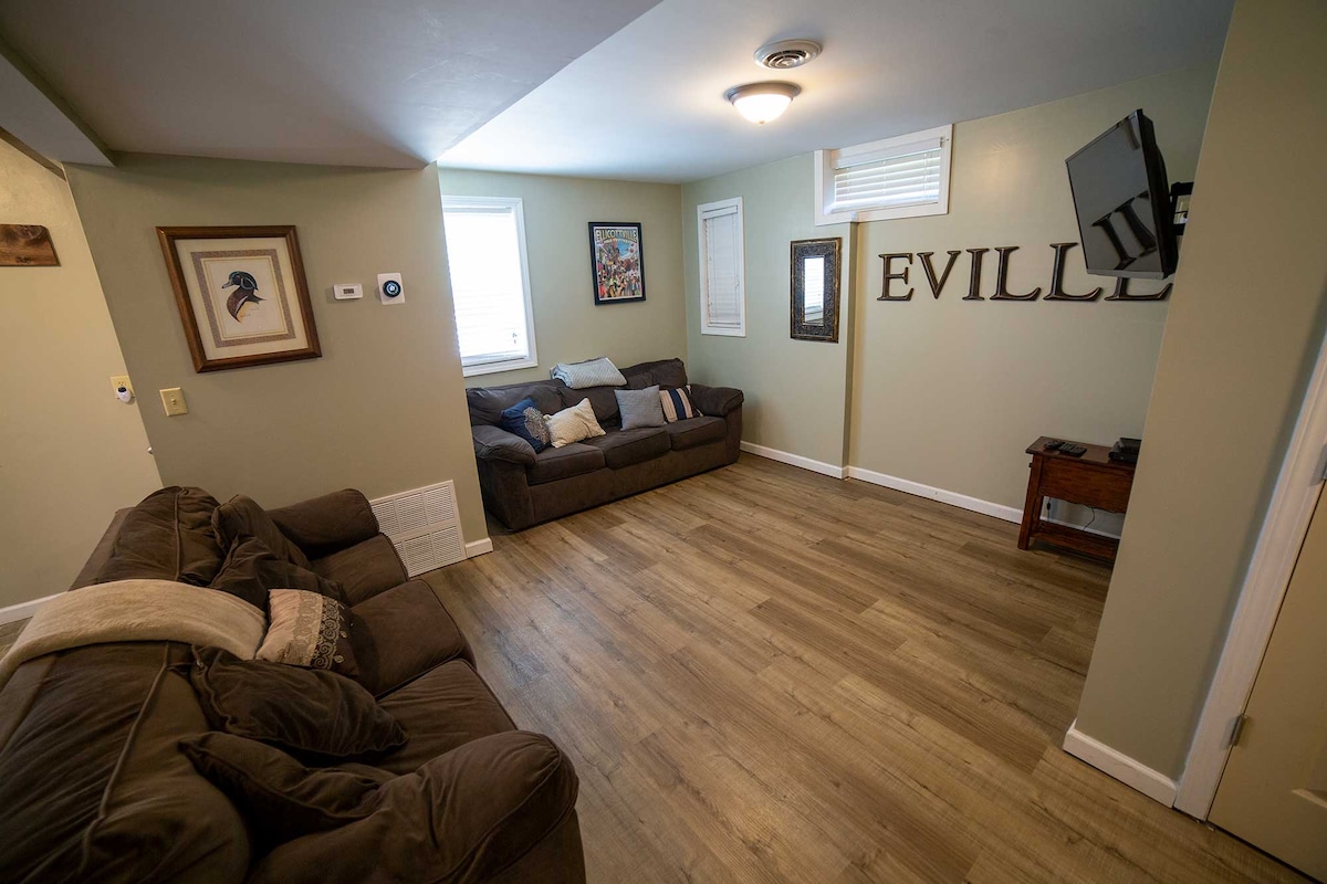 Living Room: Stylish gathering spot with comfy seating and vibrant local decor awaits your adventure!
