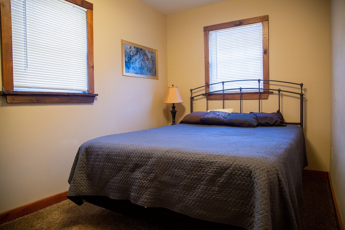 Queen Bedroom: Bright and airy retreat with plush bedding and charming decor awaits you!
