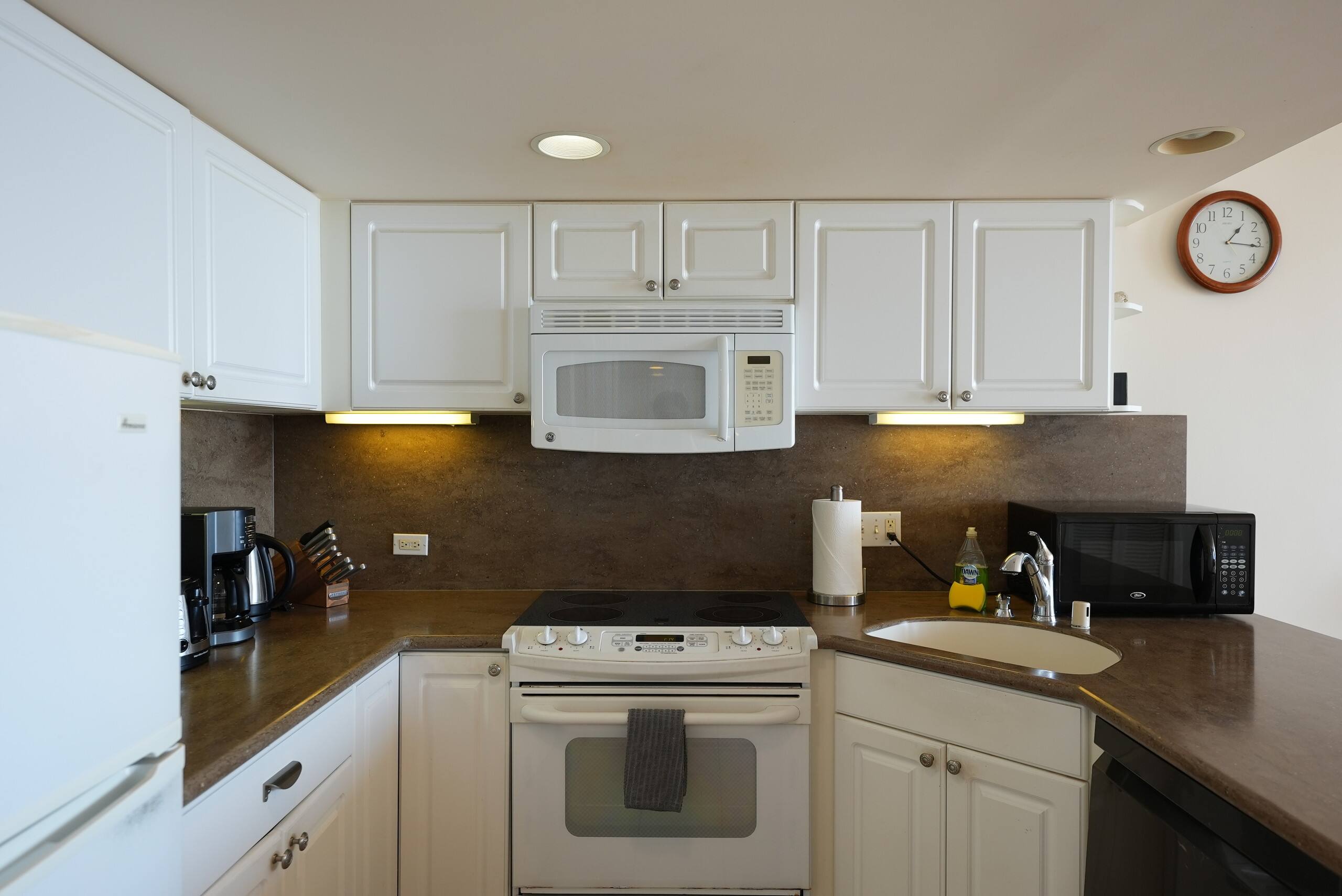 Condo in Honolulu · ★4.39 · 1 bedroom · 2 beds · 1 bath - Image 14