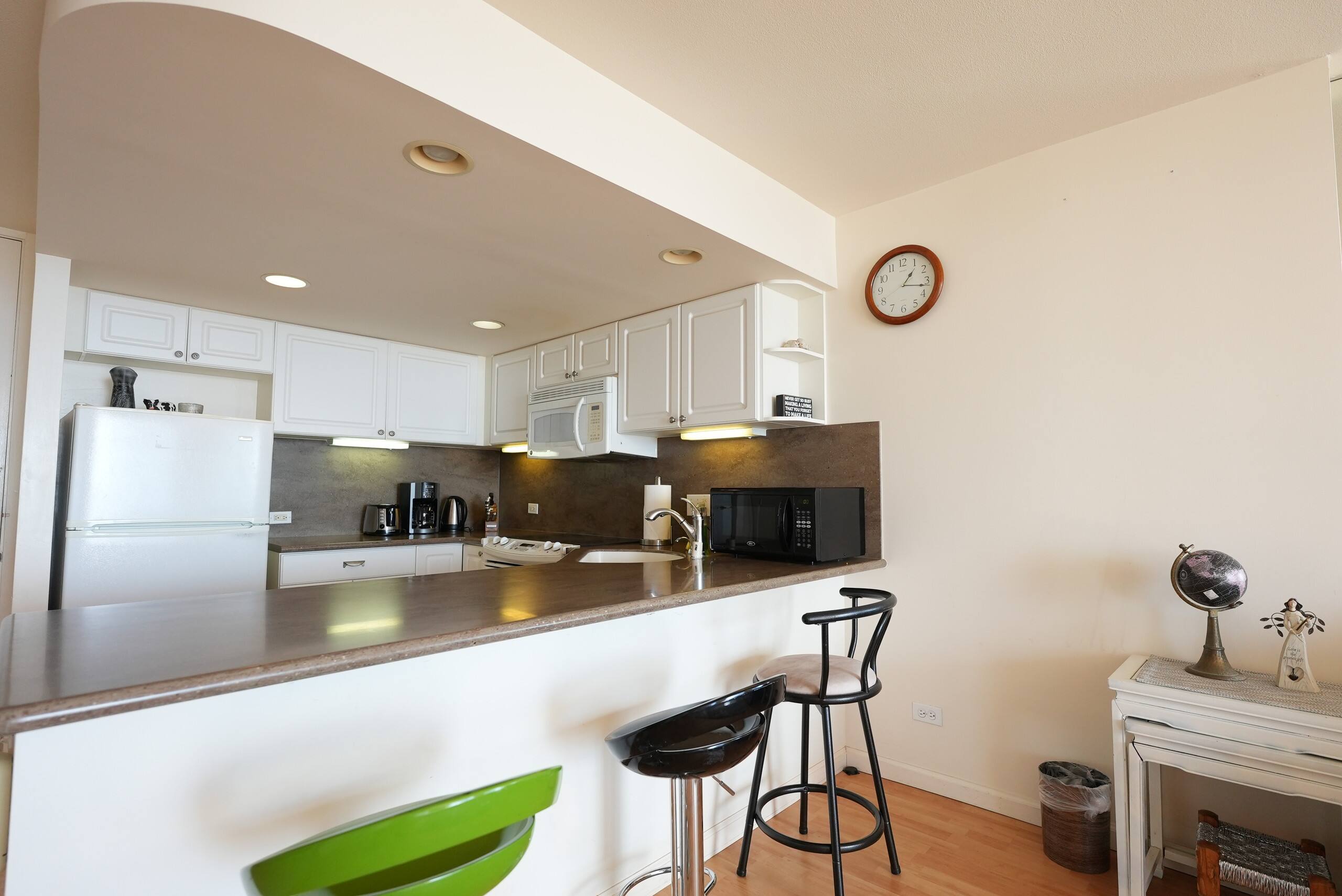 Condo in Honolulu · ★4.39 · 1 bedroom · 2 beds · 1 bath - Image 12