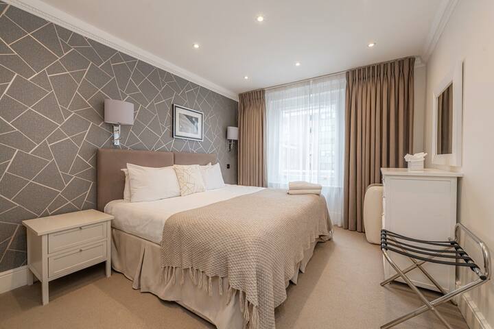 South Kensington Deluxe Two Bedroom Apartment gallery image 4
