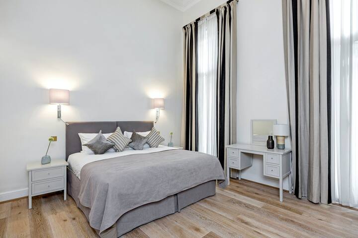 South Kensington Luxury 3 Bed Apartment – Terrace gallery image 5