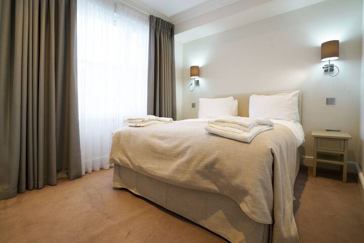 South Kensington Superior Two Bedroom Apartment gallery image 3