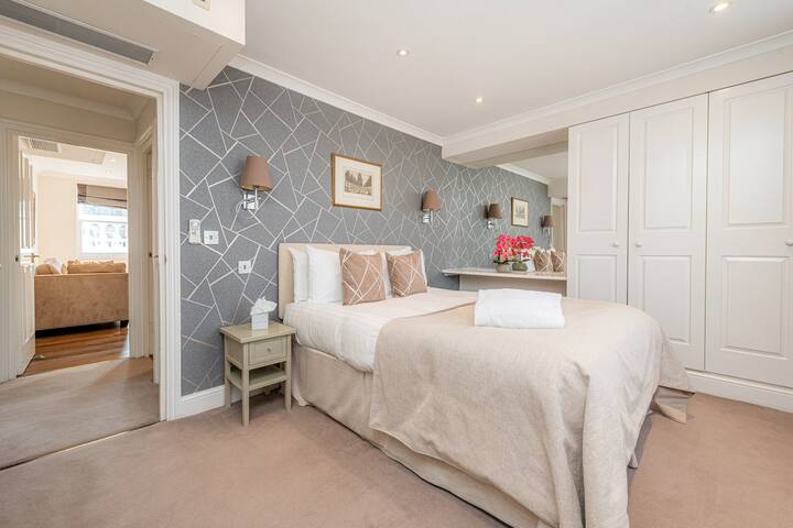 South Kensington Two Bedroom Apartment gallery image 3