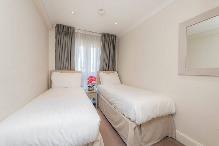 South Kensington Two Bedroom Apartment gallery image 4