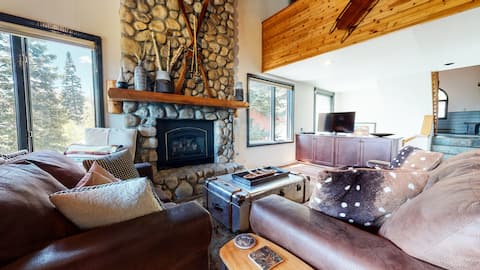 Bridges Th 5 Large W/jacuzzi, Steps to Eagle Lodge