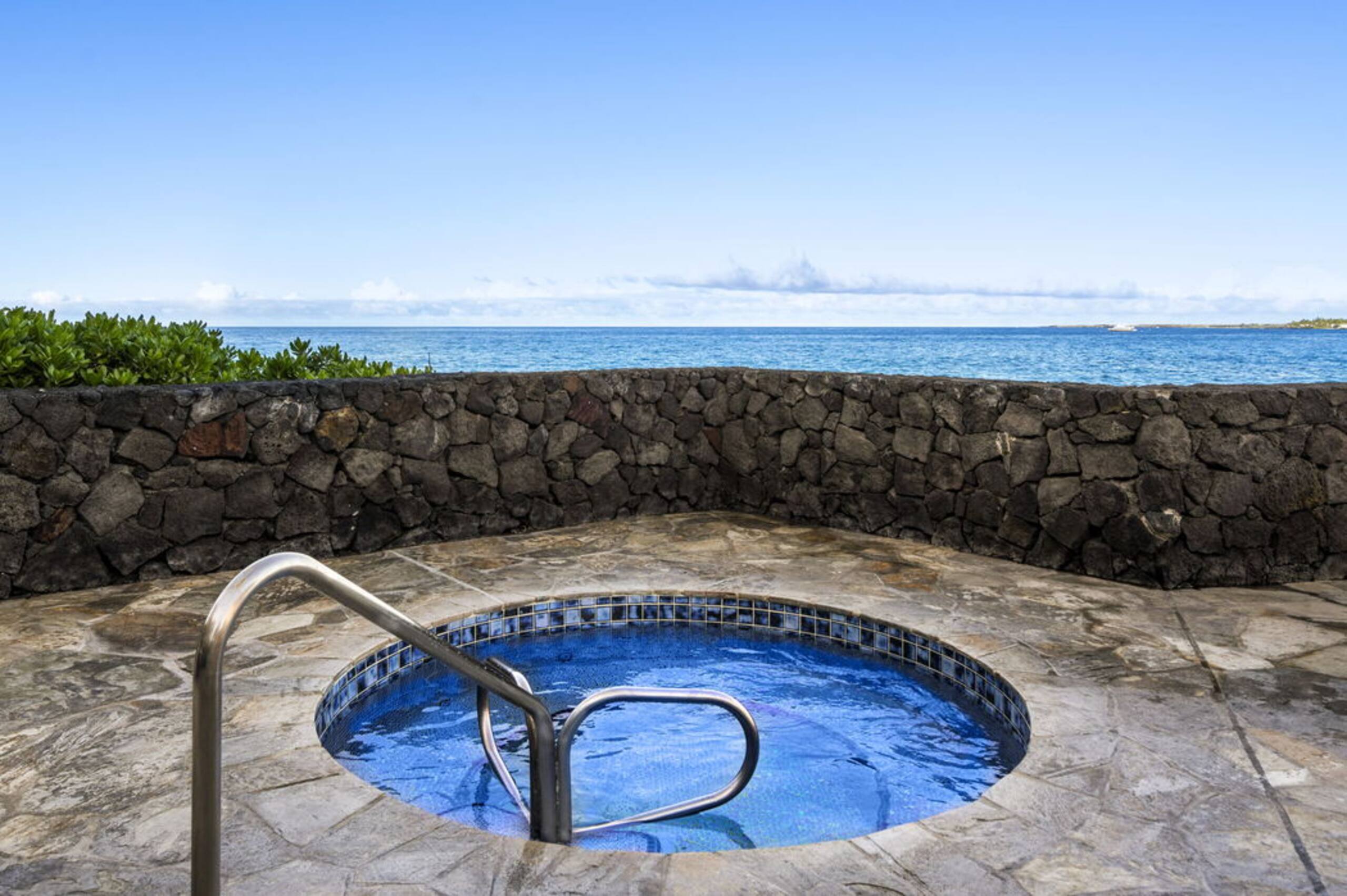 Condo in Kailua-Kona · ★4.33 · 2 bedrooms · 3 beds · 2 baths - Image 37