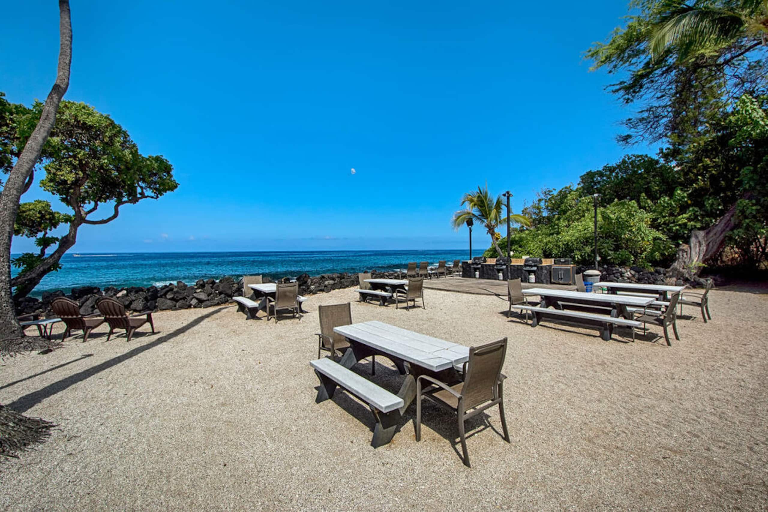 Condo in Kailua-Kona · ★4.71 · 1 bedroom · 2 beds · 1 private bath - Image 25