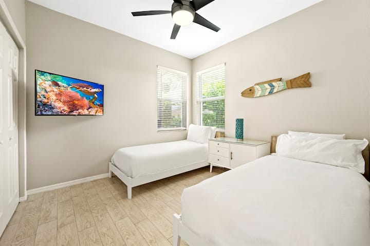 Двокреветната соба има телевизор, идеален за доцни ноќи