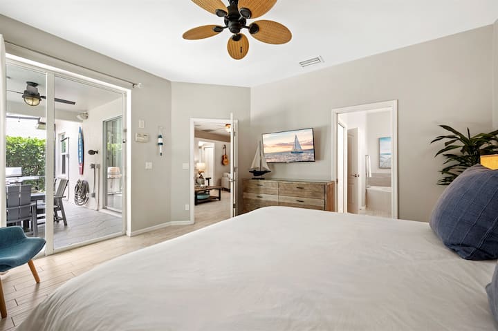 Излезете од креветот и право во излежувањето покрај базенот - токму онака како што треба да бидат утрата