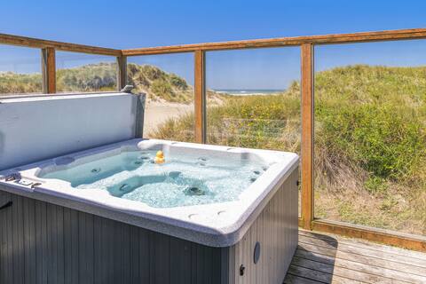 Ocean Front! Hot Tub! Dogs OK! ~ Sunrise Surprise