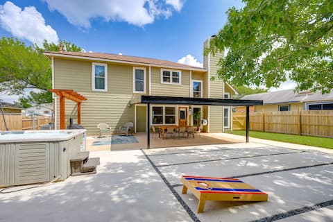 Hot Tub & Game Room: Spacious Live Oak Home!