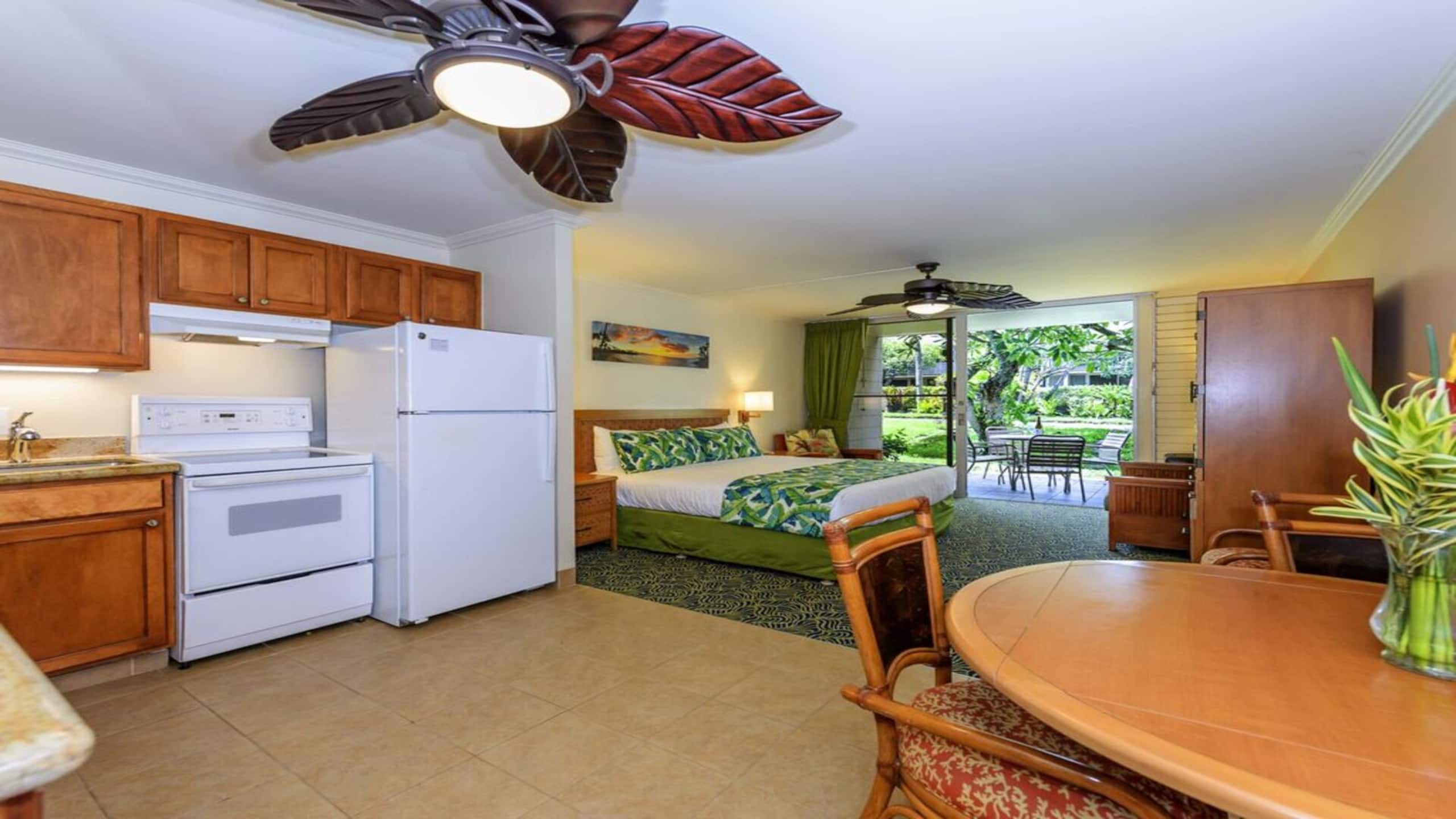 Condo in Lahaina · ★4.4 · 1 bedroom · 2 beds · 1 bath - Image 3