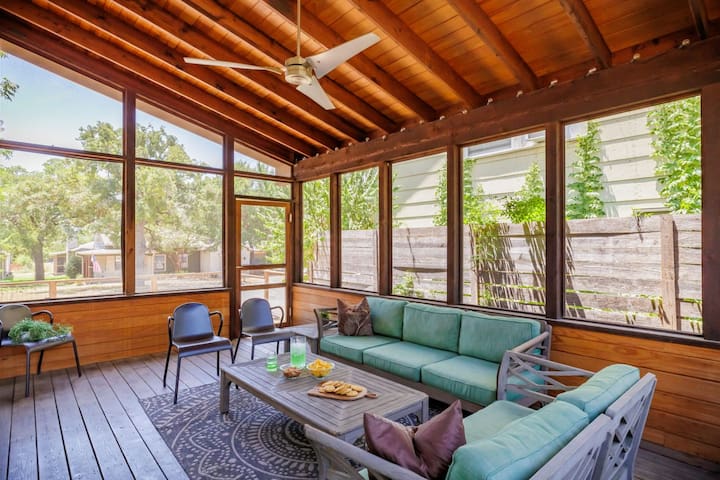 Sleeps 10 East Austin – Corner Cabin