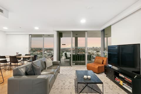 Penthouse Perfection! Perth 3BR City Views Parking