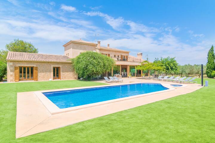 Entire home with 5 bedrooms in Santa Margalida - La Forca