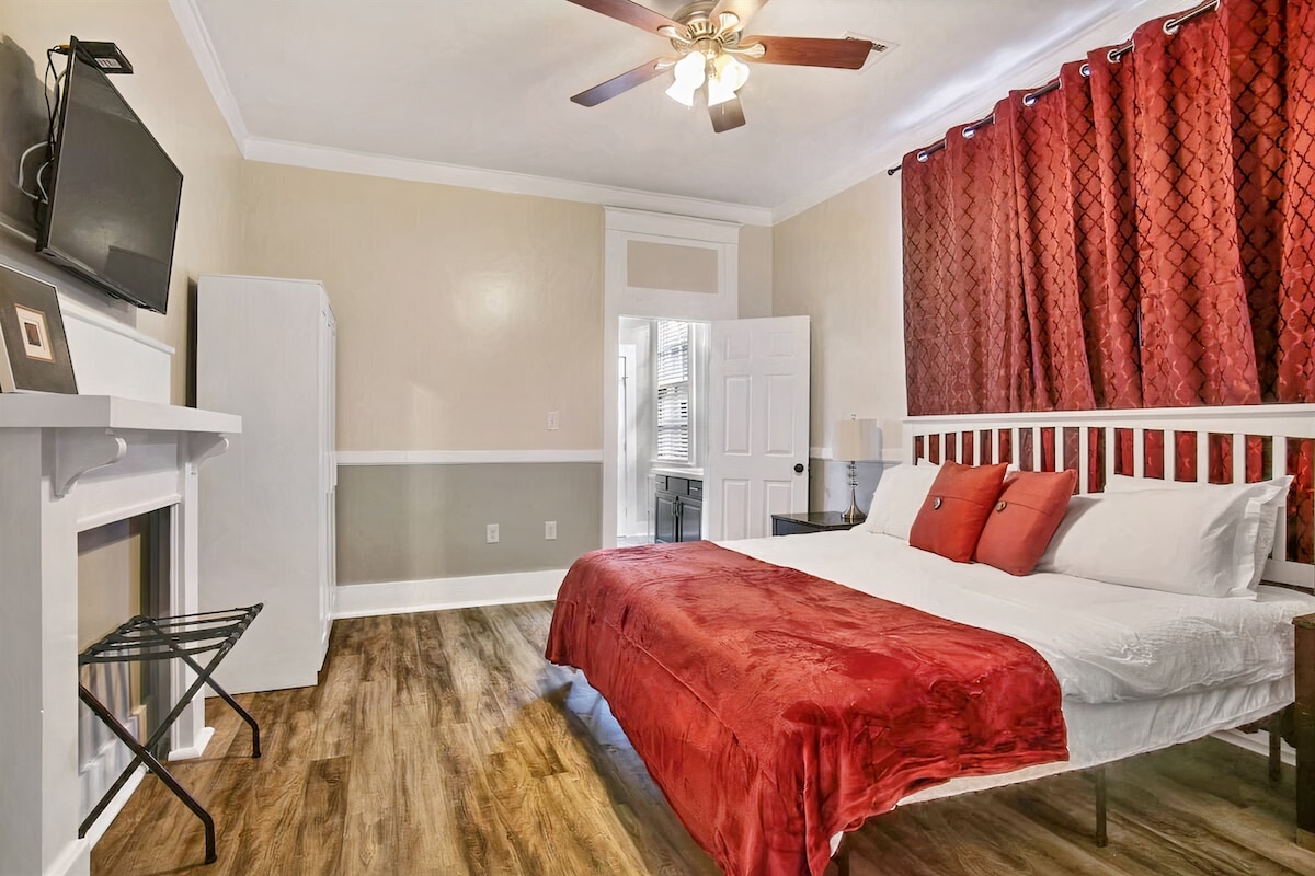 Spálňa 2. 1 manželská posteľ King, zatemňovacie závesy, 39-palcová inteligentná televízia, šatník. Kúpeľňa Jack a Jill.