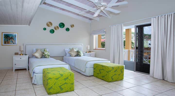 Chambre n ° 2 avec lits simples (peuvent être joints pour créer un lit plus grand). Avec ventilateur de plafond et climatisation.