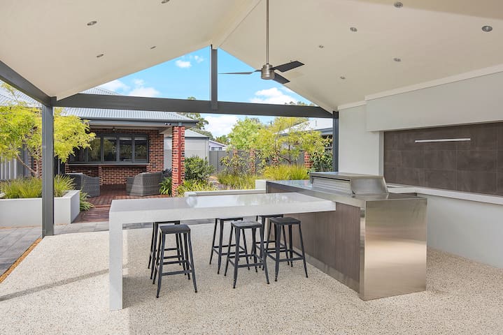 7th Heaven- Large secure backyard, WIFI, Ducted A/C