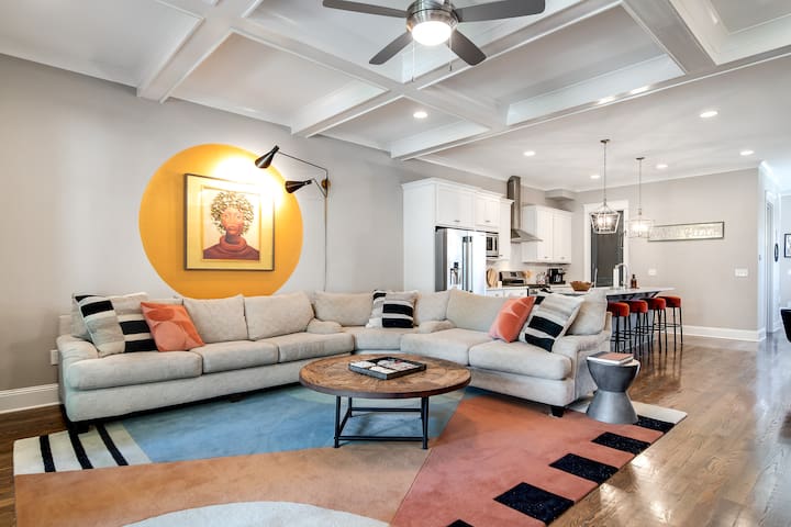 Nell’s Haven Two Miles to Downtown & Broadway