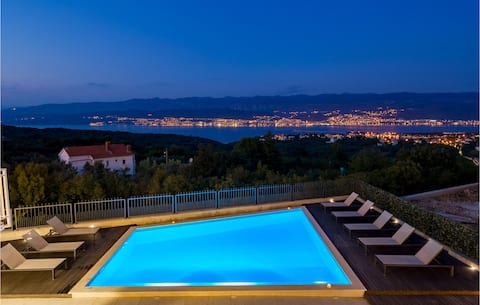 Stunning home in Polje with WiFi