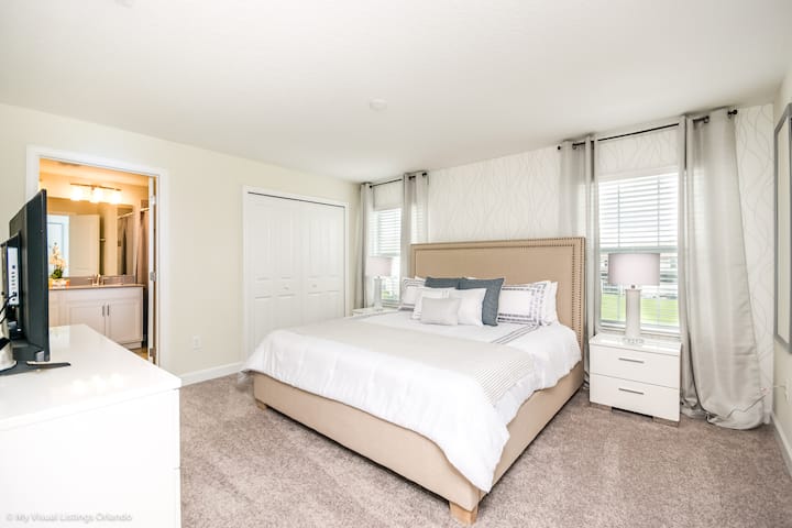 Dormitorio 2 con cama tamaño king y baño adjunto