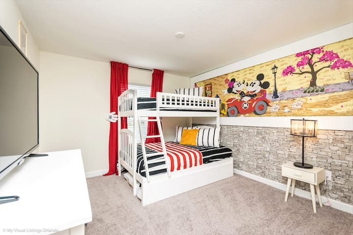 Dormitorio 3: habitación para niños con temática de Mickey con una cama individual sobre una litera doble.