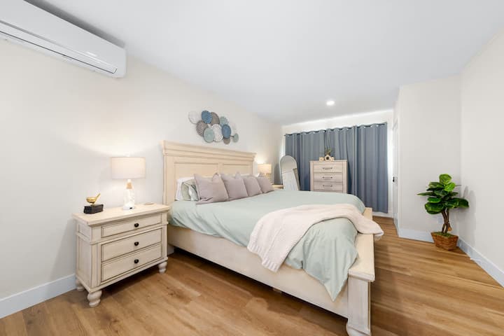 До всекидневната влизате в първата спалня, която разполага с двойно легло king size, място за съхранение и килер.